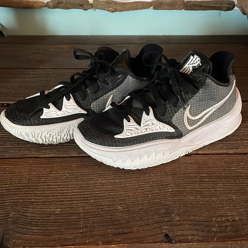 Basketball shoes, Kyrie 4 low, size mens 7.5, Black/white
